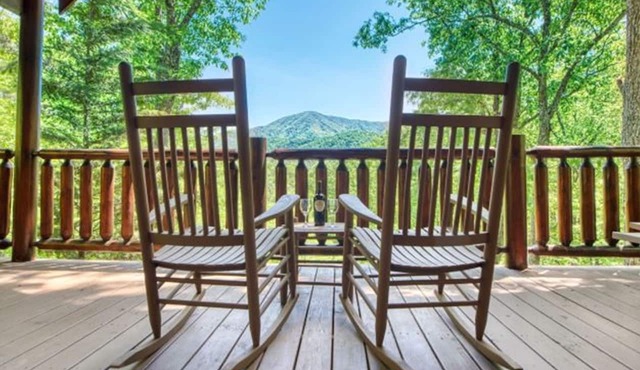 Romantic, Secluded, Stunning views, Hot Tub, Pool Table, Near Top Sights, Top.