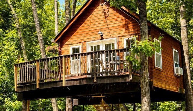 Romantic Treehouse with Forest Trails near White Mountain National Forest, Stoneham, Maine