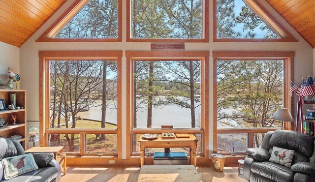 Roost - Beautiful, comfortable home with no steps and private suites