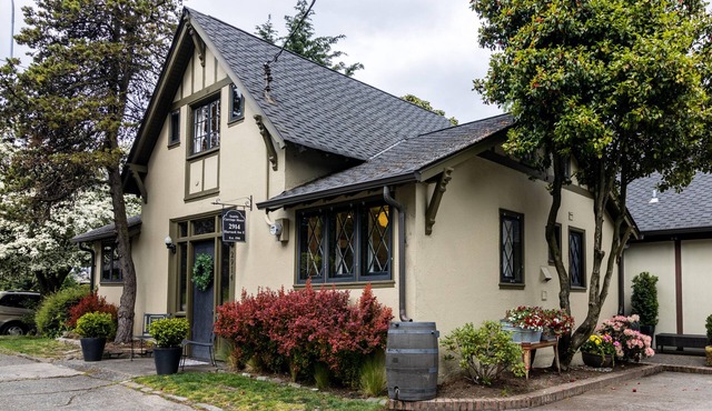 Seattle Carriage House: Private Urban Retreat with Chickens