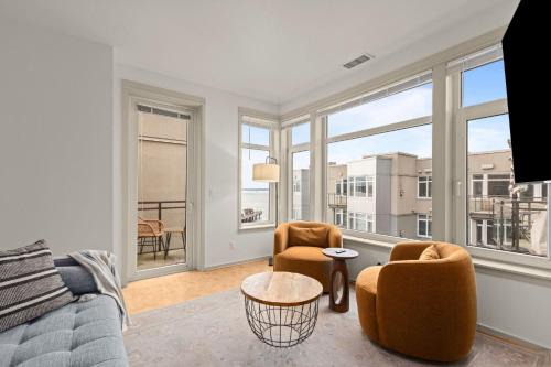 Seattle Waterfront Condo, Free Parking, Gym, Hot Tub, Steps to Pike Place