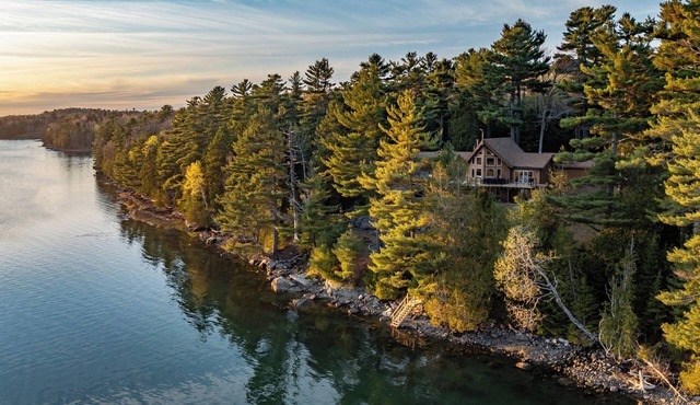Secluded Oceanfront Chalet: Hot tub, Game Room, Arcade