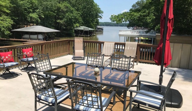 Serene spacious luxury lake front in quiet main lake cove