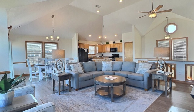 Shell Castle Cottage- 4 Bdrm- Steps from beach- Community Pool & Spa