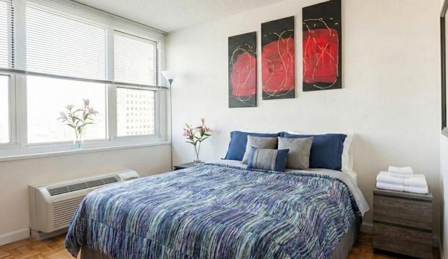 Skyline with Hudson Views Modern Battery Park Stay