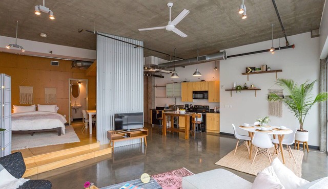 Sleep 6! Stylish Loft Near Broadway!