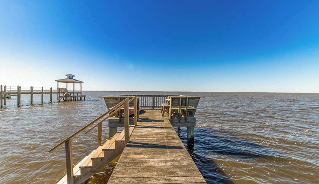 Soundfront pet-friendly Corolla home w/private pool & hot tub!