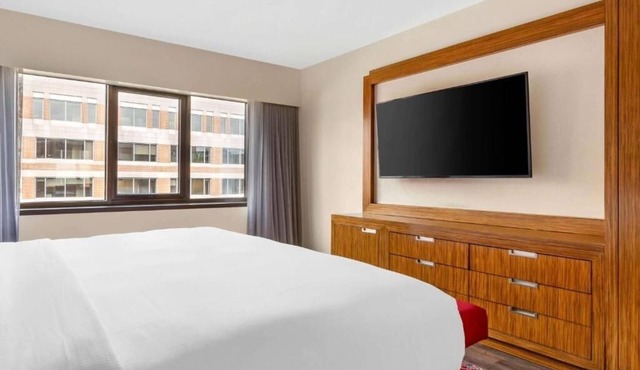 Spacious 1BR King Stay| Free Breakfast, Kitchenette & Indoor Pool Access in Washington