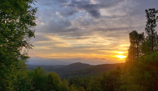 Spacious 3/3 Cabin - Mountain Views , HOT TUB, Game Room & Wi-Fi!