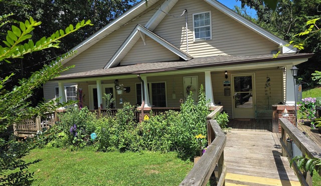 Spacious 4.5 bedroom house in charming Burnsville