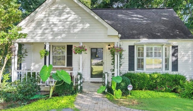 Spacious 4-bedroom house in charming Chamblee walking distance to train. in Chamblee