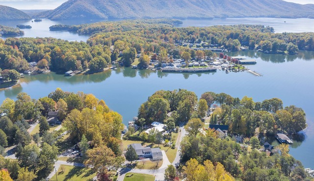 Spacious 4BR with private boat dock and lakefront access