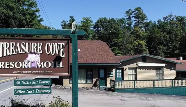 Spacious 5-bedroom newly renovated house on Lake George, NY! Lots of amenities!