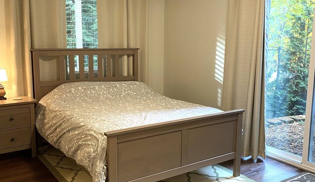 Spacious Cedar Suite Private Entry & Bath Wifi Kirkland