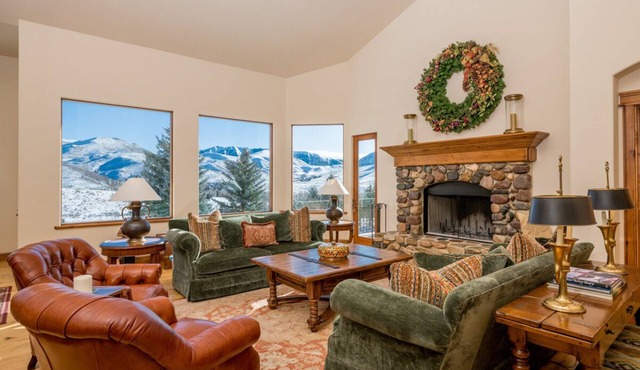 Spacious Home with WIFI, Pool Table, and Panoramic Views