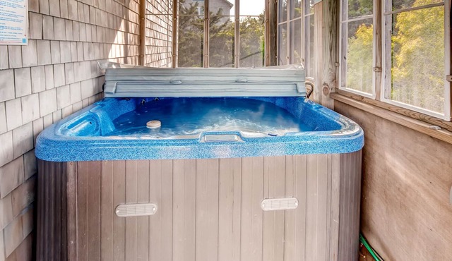 Spacious Oceanview Home in Frisco with Hot Tub, Screened Porch. Beach Nearby!