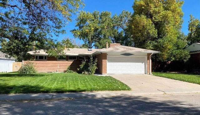 Spacious & Quiet Home Near DeKoevend Park in Centennial