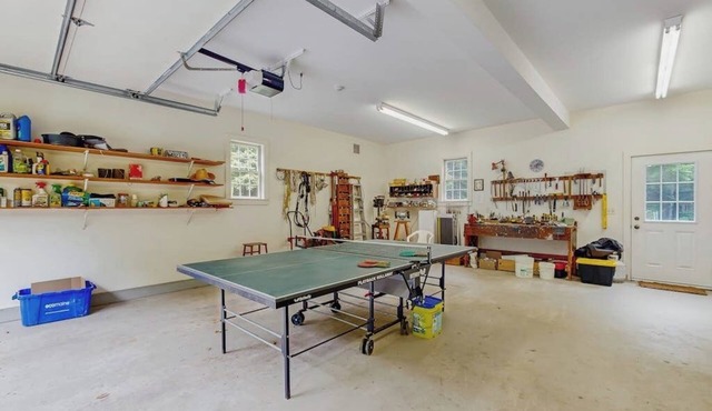 Spacious retreat with peaceful seclusion, Wifi, Patio & BBQ Grill