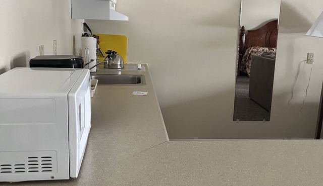Spacious studio in Bethel Inn with heated pool