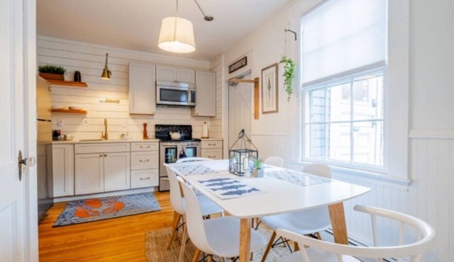 Spacious West End Retreat, 3BR/2BA, Walk Everywhere + Private Deck