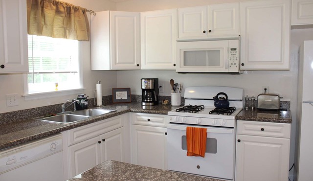 Spotless, comfortable and safe. Great location with excellent kitchen + backyard
