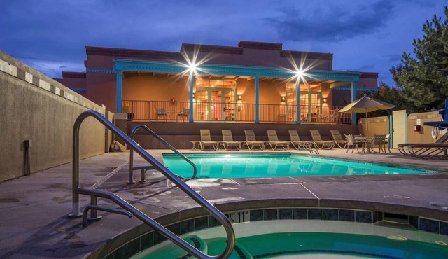 Stay in Santa Fe: Historic Plaza, Art, Museums & Botanical Garden Nearby