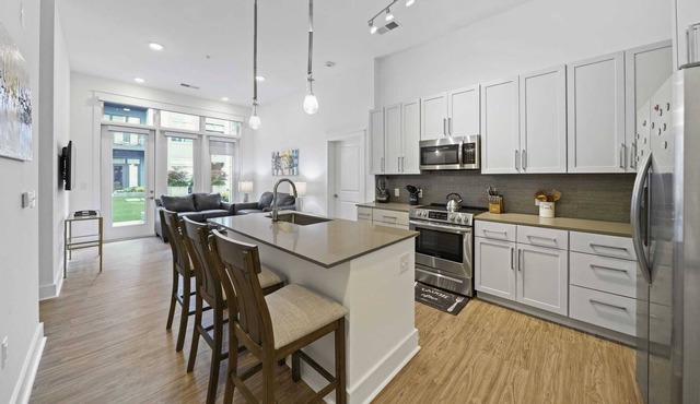 StaysByWalker Uptown 2BR KingBeds/Gym/Parking/Desk