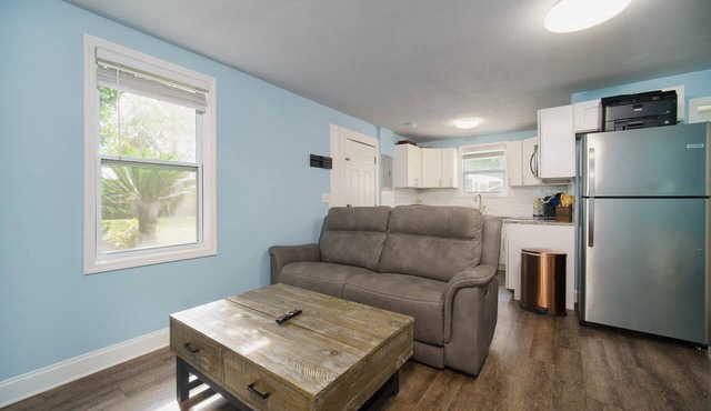 Studio Homey Studio Minutes from Mayo Clinic & UNF!