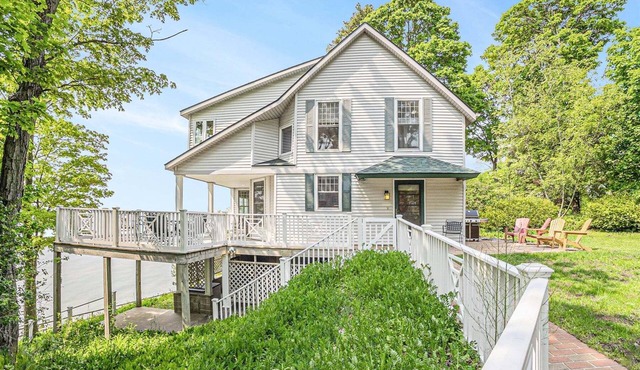 Studley Cottage: Lake Michigan Beach Access, Sunset Views, Fireplace