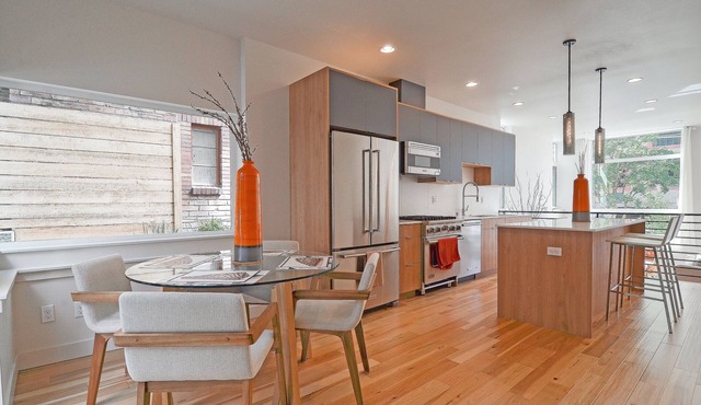 Stunning Space Needle, Downtown and Lake Union View - Modern Townhome + Parking