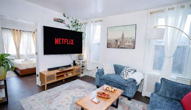 Stylish & Bright Stay with Free Parking – 15 Min to NYC