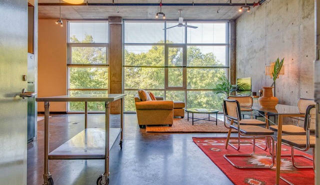 Stylish Loft Near Downtown Broadway!