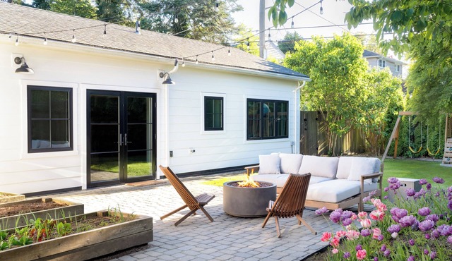 Stylish West Seattle Home w/Hot Tub & Lovely Yard