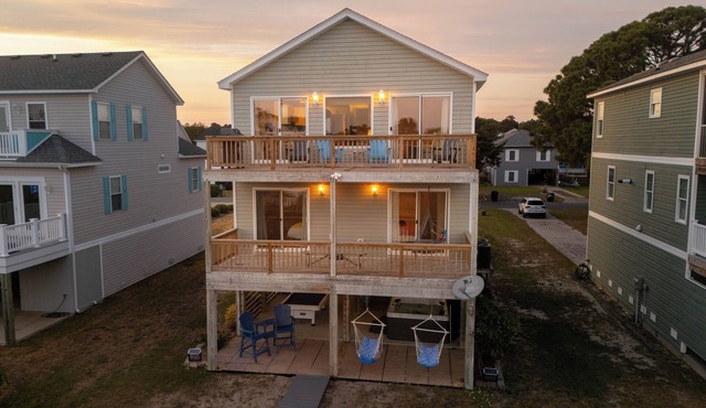 Sunset on Soundview! Waterfront! Pool Access! Bring Your Boat!
