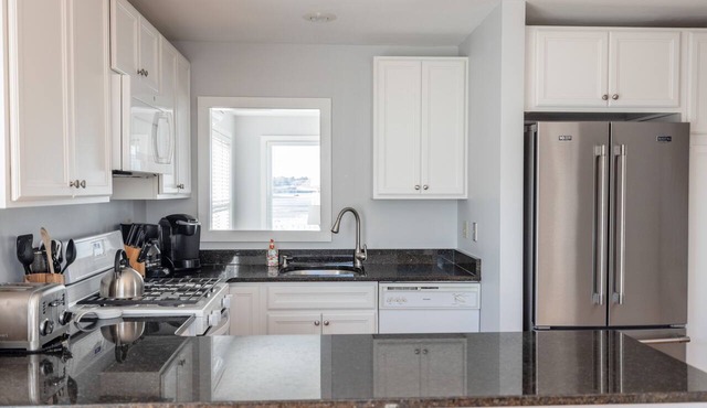 Surfside! Fantastic Beach House, Near Restaurants, Cliff Walk, Close to Downtown