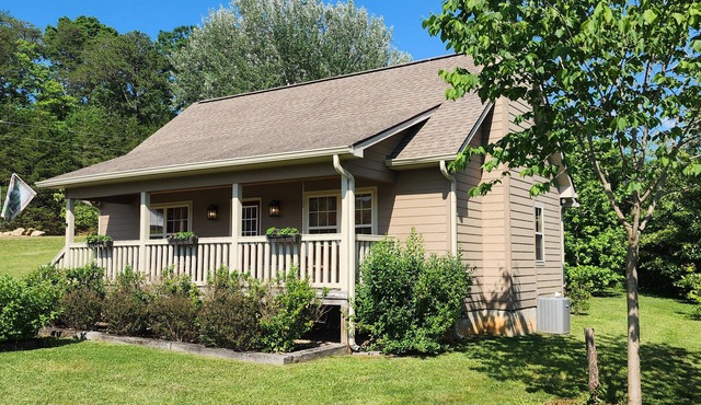 The Bear Stop 1BR/1BA Wears Valley HotTub WiFi Pool Table 10 Min to Pigeon Forge