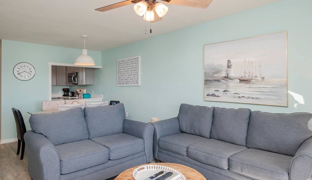 The Breeze: Community Pool, Private Balcony, Whirlpool Tub and More!