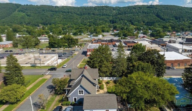 The Carriage House: Charming Guest House w/BR, LR, DR, Full Kitchen, & Bath