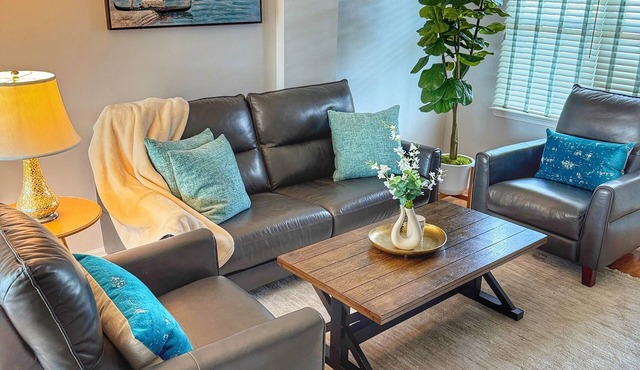 The Cozy Corner, 2-bedroom townhome in charming Newark with WiFi, and parking