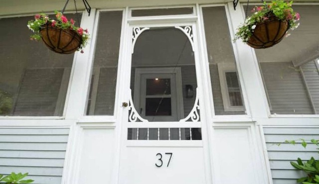 The Porch House - IN TOWN!