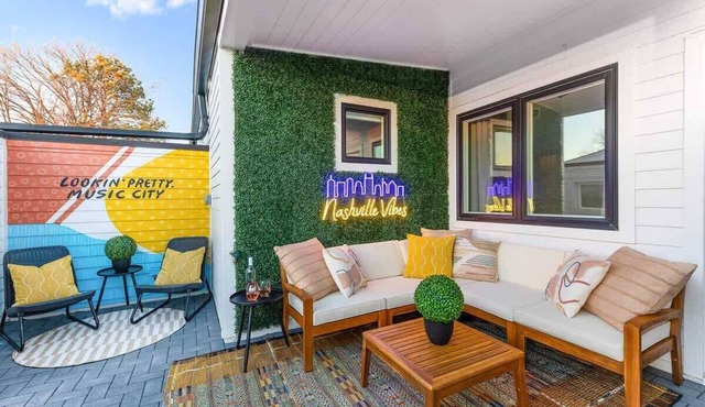 The Wyatt House – Shops & Dining Close By