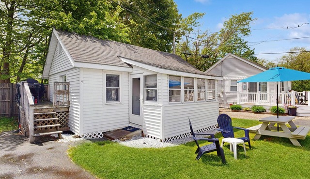 Traditional Centrally Located Cottage.walk to downtown and beaches
