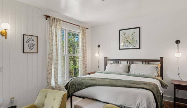 Tranquil Corner - Romantic King Studio Near Trails With Views And Breakfast in Townsend