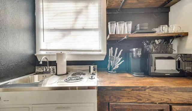 Tranquil Ozarks Studio Retreat with Woodland Views, Near Fishing, Hiking & Gentry, AR