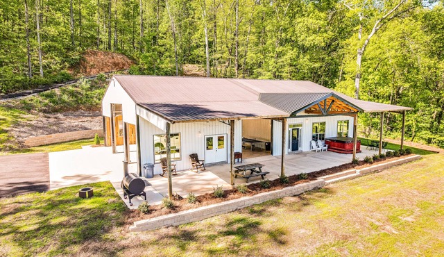 Unique and tranquil mountain-side getaway, close to Guntersville Lake.