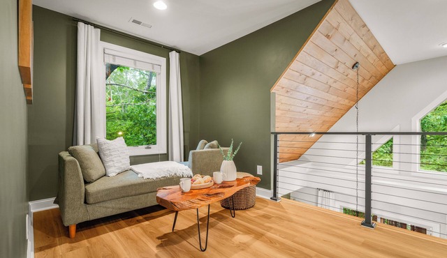 Updated Mtn House 2 Mins to Resort: 3King Beds, HotTub, Game room, Family & Pets