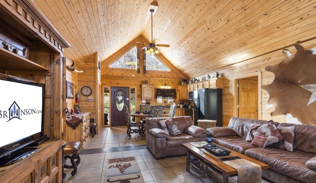 Upscale Log Cabin Over 2400 Sq Ft- Game Table-Free Tickets-Hot Tub-Car Charger-Near Thunder Ridge