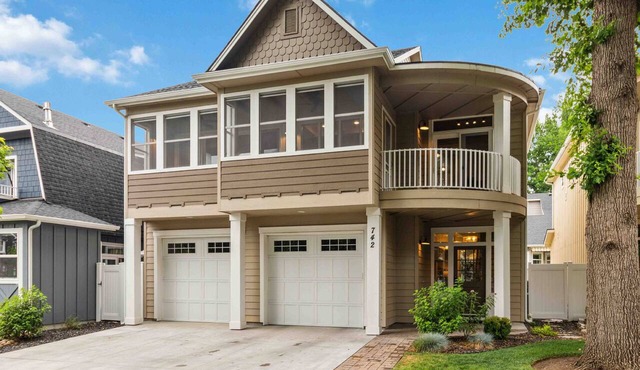 Upscale Parkside Retreat | High-End Kitchen | Office | 2 Bikes | Screened Porch | 2-Car Garage in Eagle