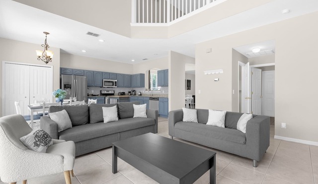 Upstay Spacious Home w Private Pool & Hot Tub