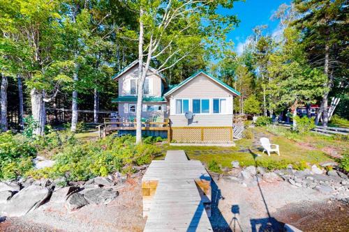 Vintage lakefront cabin with incredible water views, private dock & pebble beach
